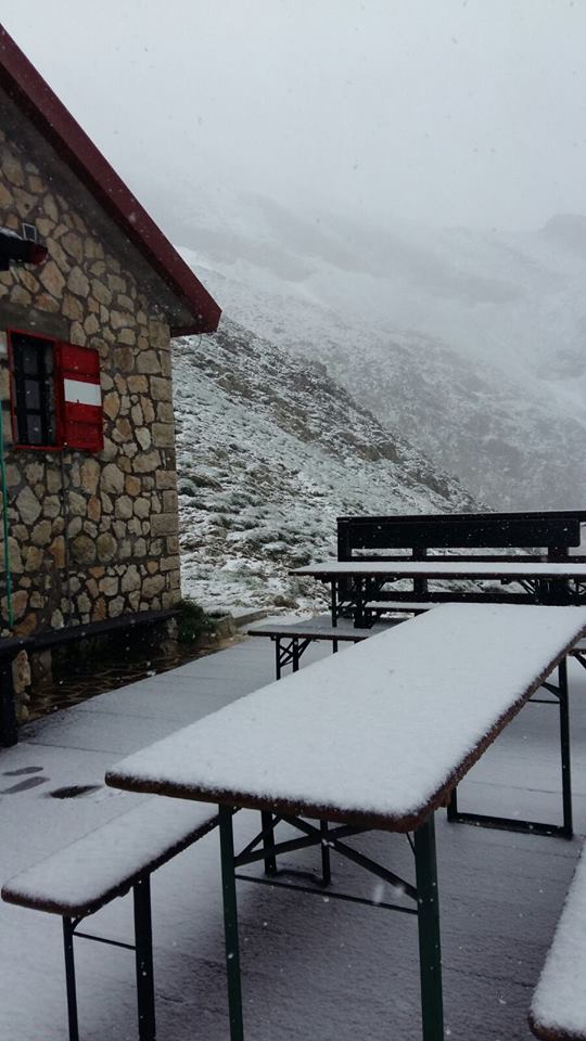 La neve sul Gran Sasso oggi 15 luglio 2016 - pagina facebook: Rifugio Franchetti 2433 m - Gran Sasso d'Italia La neve sul Gran Sasso oggi 15 luglio 2016 - pagina facebook: Rifugio Franchetti 2433 m - Gran Sasso d'Italia