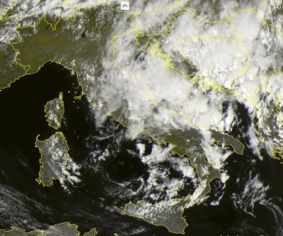 Frame satellitare che mostra l'estesa linea temporalesca in intensificazione sul Mar Adriatico, responsabile nelle prossime ore del maltempo su Marche e Abruzzo - Sat24.com