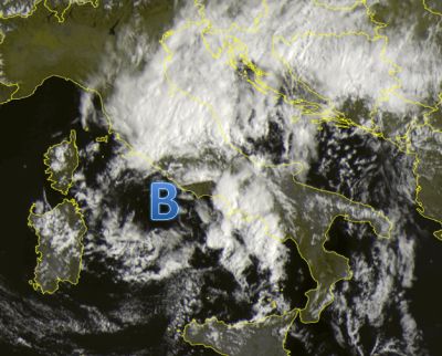 Il vortice di bassa pressione ora presente a sud delle coste tirreniche centrali in spostamento verso le Regioni meridionali- Sat24.com