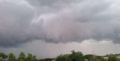 Immagine del video disponibile a pagina 3 che ritrae la nube a mensola ripresa da Torre del Greco (NA), questa mattina - Youtube