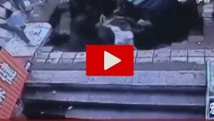 Si apre una voragine nel terreno e risucchia molte persone: ci sono feriti