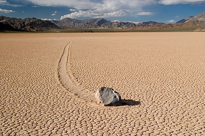 Moving Rocks nella Death Valley ci sono pietre che si muovono da sole