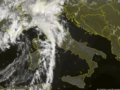 Frame satellitare dei temporali che stanno interessando Alpi e Prealpi lombarde questa mattina - 23 luglio 2016 - Sat24.com