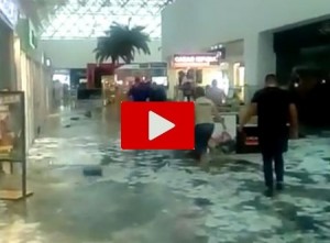 Piogge e allagamenti in Messico: un centro commerciale è completamente allagato