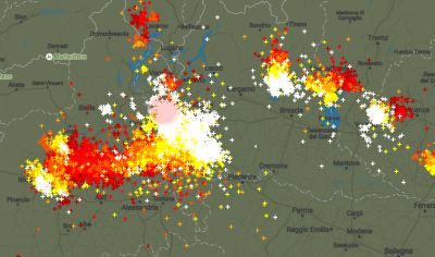 Scariche elettriche presenti sul milanese questa sera di oggi 27 luglio 2016 - fonte: Blitzortung.org