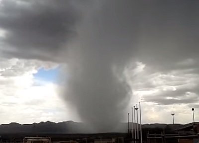 Downburst incredibile video dell'isolato acquazzone che dalla nube raggiunge la terra