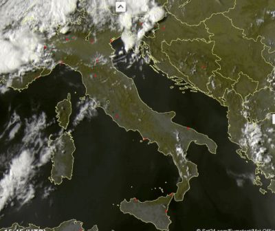 Frame satellitare che evidenzia il nuovo flusso instabile verso le Regioni del Nord Ovest, sarà il responsabile del maltempo diffuso questa sera su quasi tutto il Nord Italia - 31 luglio 2016 - Fonte: Sat24.com