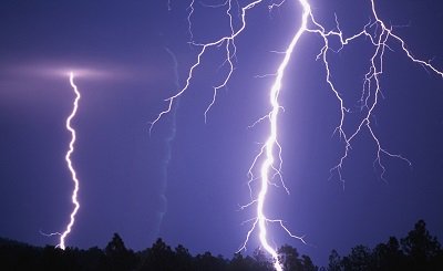 Temporale a Milano nella notte pioggia forte e città illuminata a giorno dai fulmini