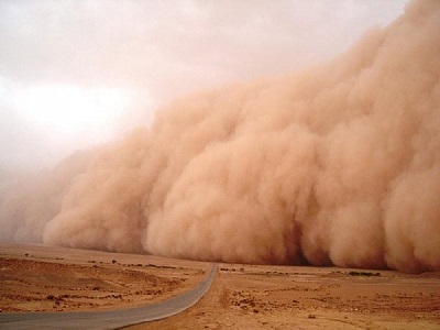 Tempesta di sabbia in Arabia Saudita un muro di polvere rossa inghiotte Jizan