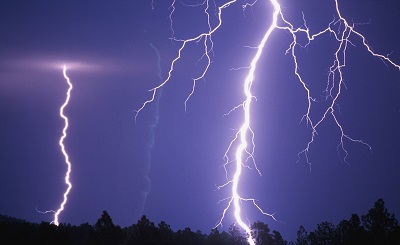 Temporali al Nord nella notte pioggia battente e fulmini anche in Lombardia