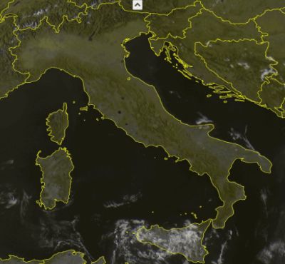 Frame satellitare di questa mattina, 14 agosto 2016: cieli completamente sgombri da nubi su gran parte dela Penisola. Fonte Sat24.com