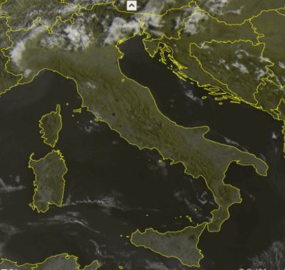 Satellite 15 agosto 2016 - frame satellitare che mostra i cieli prevalentemente sgombri da nubi su tutte le Regioni - fonte: Sat24.com