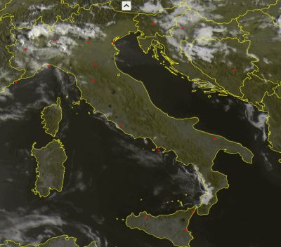 Frame satellitare relativo alle ore 8:20 locali di questa mattina, in evidenza la stabilità atmosferica da Nord a Sud e i locali fenomeni temporaleschi sulle Alpi nord occidentali - fonte: Sat24.com 