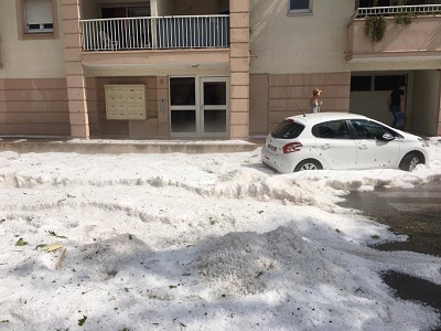 Tempesta di grandine in Francia a Vendargues fino a 50 centimetri di ghiaccio per le strade Jean-marc Genoves