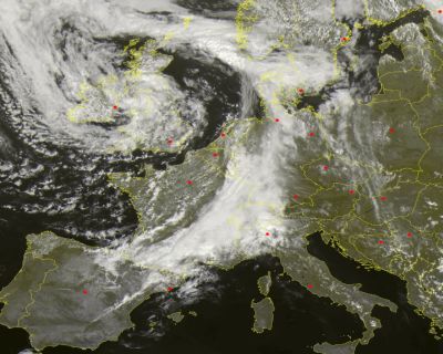 Frame satellitare che mette in evidenza l'esteso fronte perturbato che si accinge ad attraversare gran parte delle Regioni settentrionali. Fonte: Sat24.com 