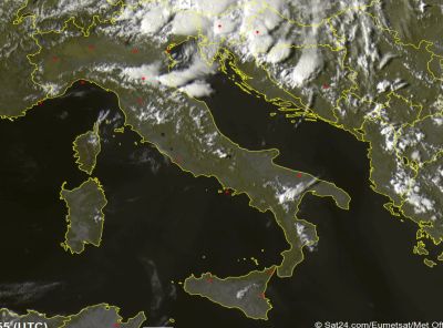 Frame satellitare che mette in evidenza le numerose formazioni temporalesche ora presenti su Emilia-Romagna e Triveneto - 21 agosto 2016