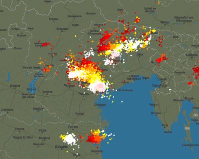 Fulminazioni in diretta relative alla serata odierna. In bianco le scariche più recenti - fonte: Blitzortung