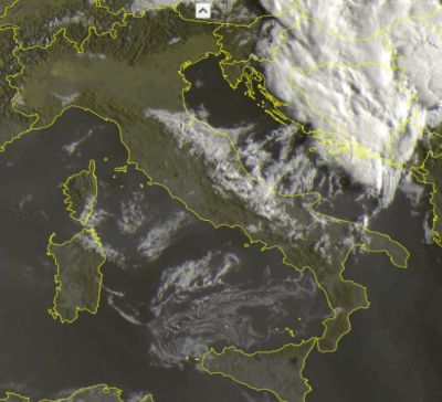 Frame satellitare che mette in evidenza l'estesa circolazione instabile in allontanamento dalla nostra Penisola, lasciandosi alle spalle correnti più fresche e nord orientali in azione sul medio versante adriatico - fonte: Sat24.com
