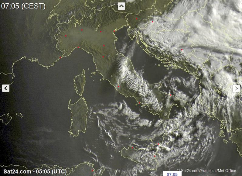 Tempo in atto sull'Italia: circolazione depressionaria con temporali sparsi su medio Adriatico e Sud, sole al Nord e sulle centrali tirreniche - sat24.com