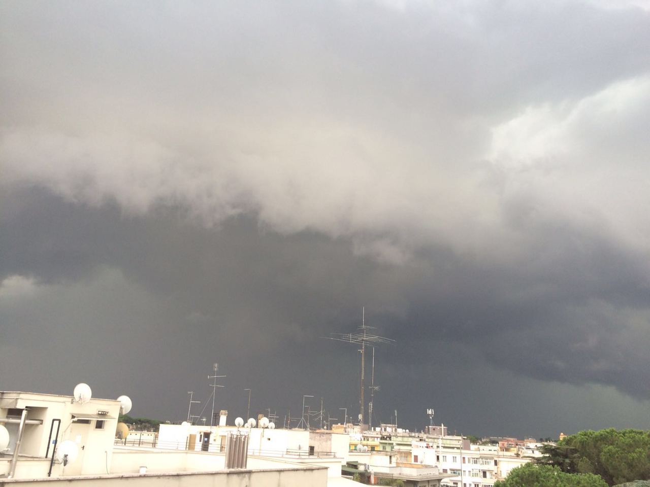 Maltempo su Roma con forte temporale che in queste ore si sta abbattendo sulla capitale portando diversi disagi alla circolazione e allagamenti - foto di Brando Trionfera