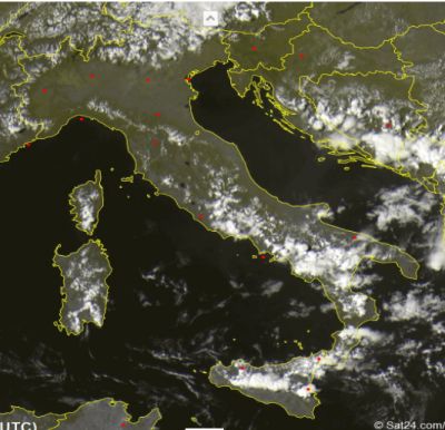 Frame satellitare che mette in evidenza i fenomeni convettivi in atto al Centro-Sud, ampi spazi di sereno su Toscana, Marche, Umbria e al Nord. Fonte: Sat24.com/it
