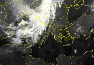 Frame satellitare che mette in evidenza l'estesa coltre di nuvolosità medio-alta presente sulla nostra Penisola su buona parte delle regioni. Maggiori schiarite al Nord Ovest e all'estremo Sud - Fonte: Sat24.com