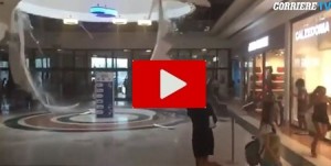Paura nel centro commerciale in Italia: crolla enorme lucernario