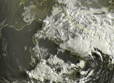Tempo in atto: molte nubi al centro-sud e maltempo localmente intenso
