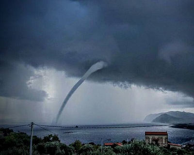Tromba marina in Sicilia un vortice arriva fin sulla spiaggia di Marina di Patti (ME)