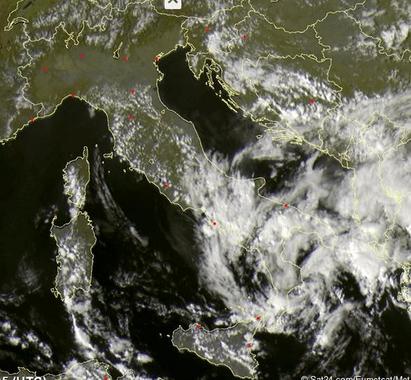 Tempo in atto: la presenza di una goccia fredda porta ancora piogge e temporali, i quali insistono specie al Sud Italia - sat24.com