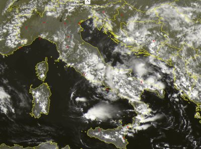 frame satellitare che evidenzia l'instabilità diffusa sulle regioni centro-meriduionali del nostro Paese - fonte: Sat24.com