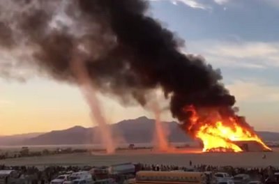 Dust Devil in Nevada una sequenza di vortici si sono sviluppati durante il Burning Man