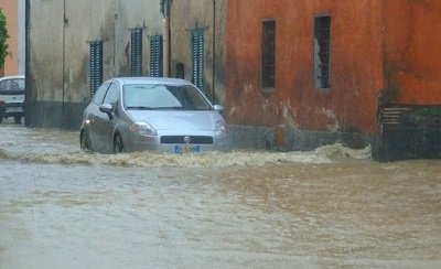 Temporali in Toscana a Calenzano, nel fiorentino strade allagate per il maltempo
