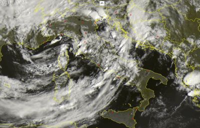 Frame satellitare di questa mattina: in evidenza la circolazione depressionaria attiva sul Tirreno settentrionale - fonte: sat24.com