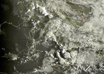 Tempo in atto: nubi in transito sull' Italia e piogge o temporali associati