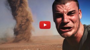 Incontro ravvicinato con un tornado: ragazzo corre dentro al vortice e filma tutto