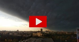 Gigantesca shelf cloud oscura completamente il cielo sopra Chicago