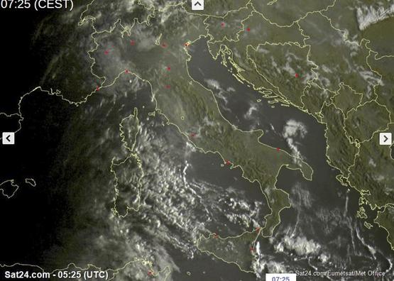 Tempo in atto: locali piogge al pomeriggio su Alpi e Isole Maggiori, più stabile altrove con cieli sereni o poco nuvolosi - sat24.com