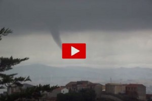 Terrore al sud Italia: grossa tromba d’aria si dirige verso il centro abitato