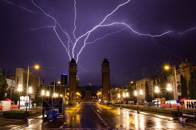 Tempesta di fulmini a Barcellona un forte temporale si abbatte sulla capitale catalana