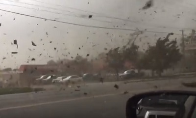 Downburst negli USA una tempesta di detriti si abbatte su un'auto nello Utah