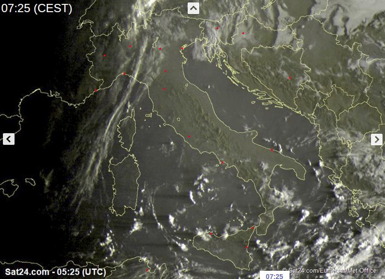 Tempo in atto: residua instabilità porta piogge e temporali su estremo Sud e settori Alpini, sereno o poco nuvoloso altrove - sat24.com