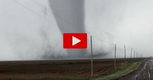 Usa: panico a causa di un enorme tornado. Sfiorate le abitazioni