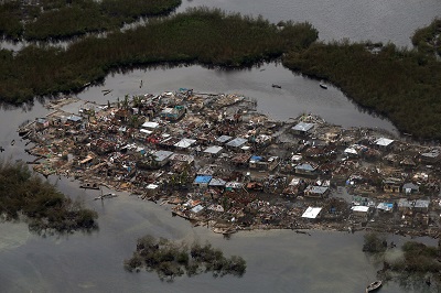 Haiti devastata dall'uragano Matthew, con quasi 900 morti e interi villaggi rasi al suolo nella zona sud occidentale, dove la tempesta ha toccato terra con raffiche di vento fino a 270 kmh.