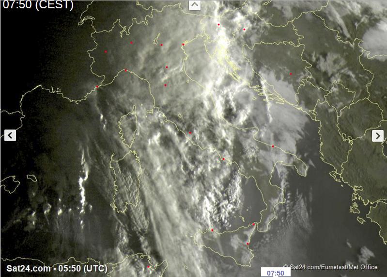 Tempo in atto: forte maltempo sull'Italia con piogge e temporali al Centro-Nord, più asciutto al Sud con caldo in accentuazione - sat24.com
