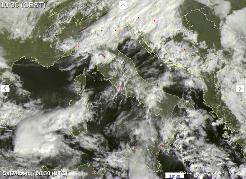 Tempo in atto: piogge e acquazzoni sparsi sull'Italia, localmente intensi. Neve sulle Alpi oltre i 1400 metri - sat24.com