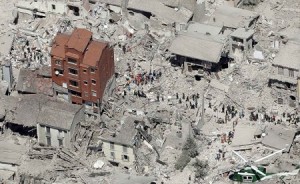 Terremoto Centro Italia: crollato il palazzo rosso di Amatrice