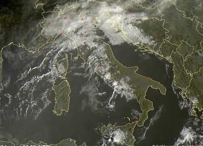 Tempo in atto: nuvolosità irregolare sull' Italia e deboli precipitazioni tra Toscana e Liguria