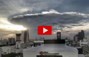 Lo spettacolo del cumulonembo nei cieli della Tailandia