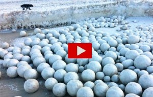 Assurdo in Russia: migliaia di enormi palle di ghiaccio dopo la tempesta polare